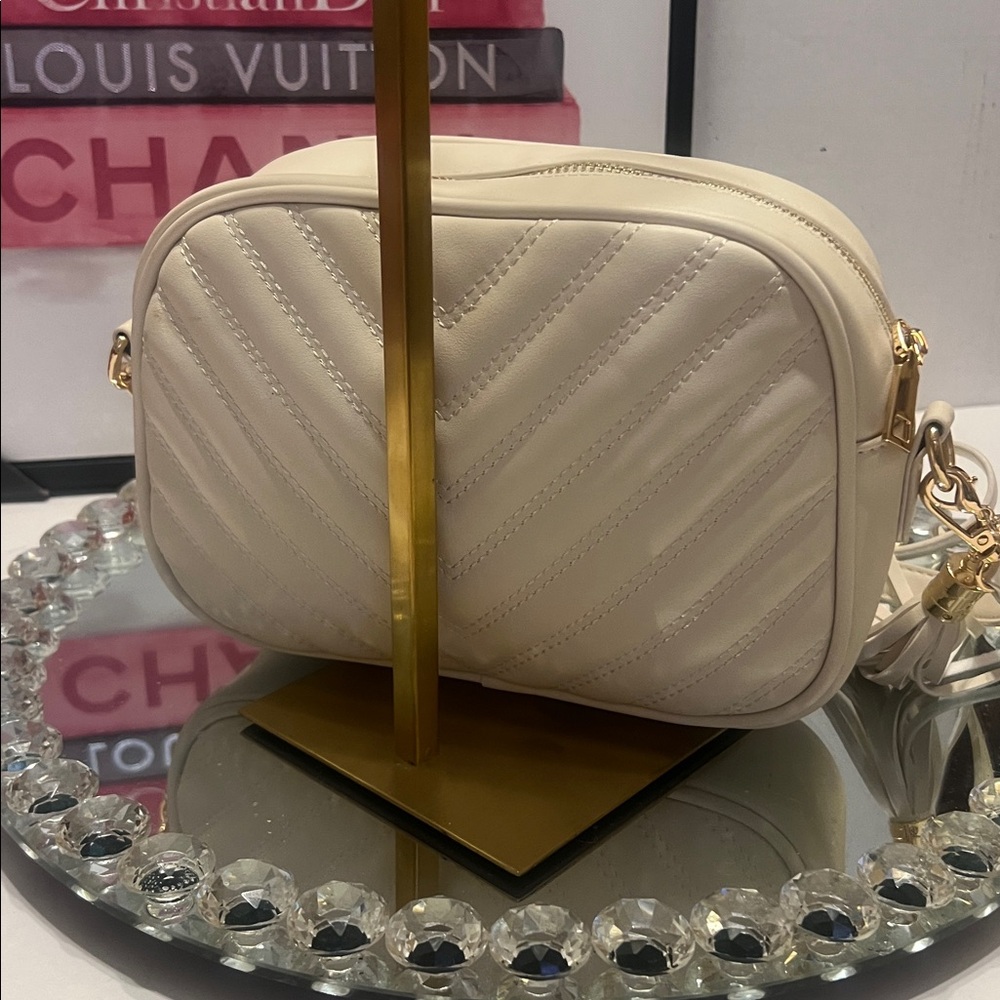Lola Mae NWOT Chic Cream Crossbody Bag with Tassel - Picture 5 of 8